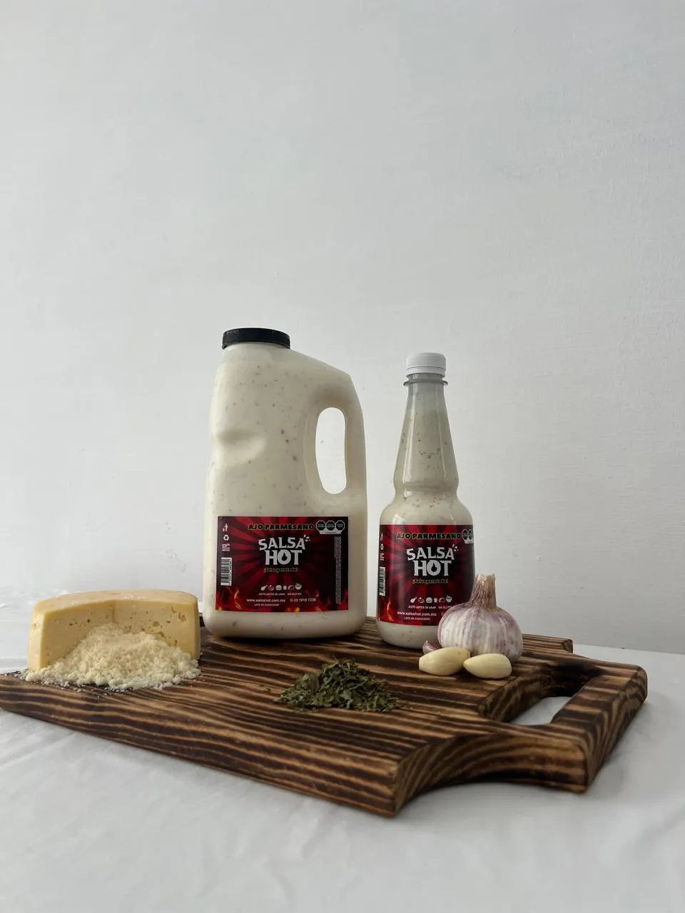 Galón y botella de salsa para alitas Ajo Parmesano con ajo y queso