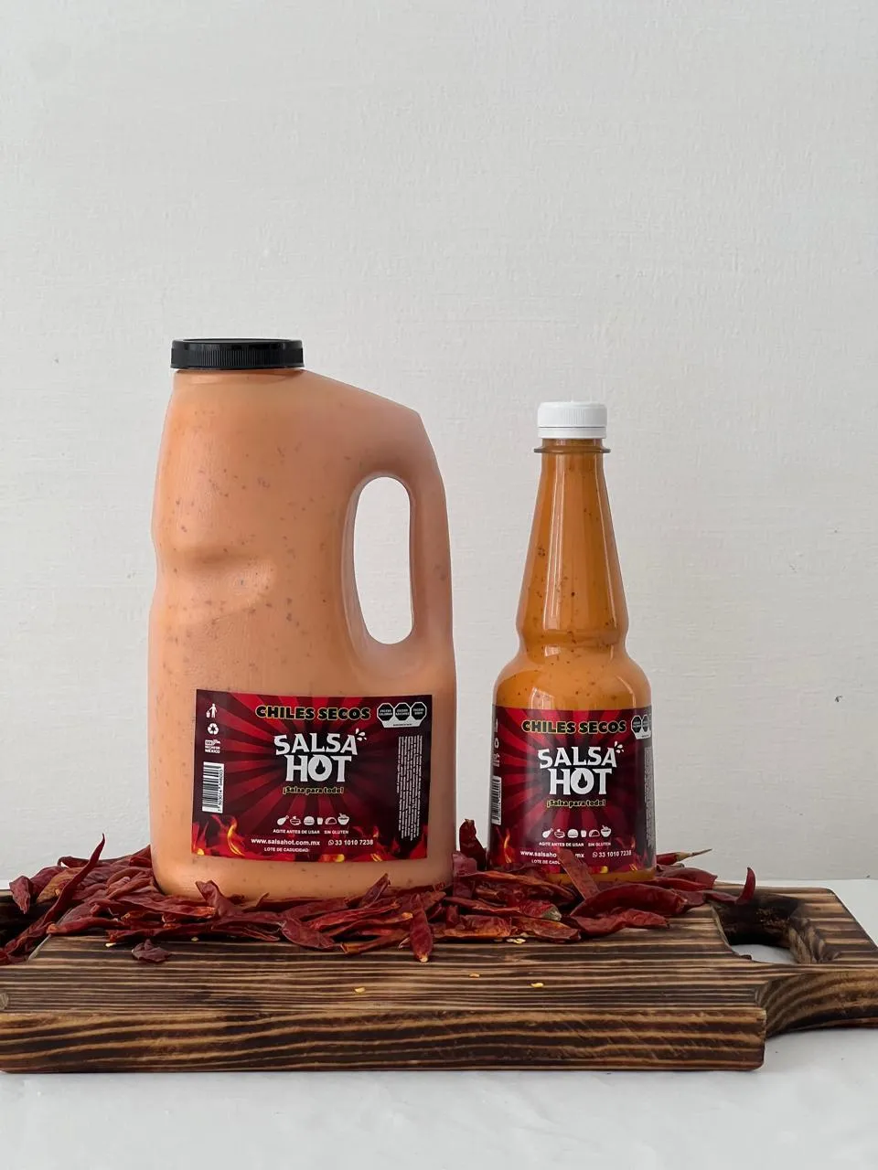 Galón y botella de salsa para alitas sabor Chiles Secos