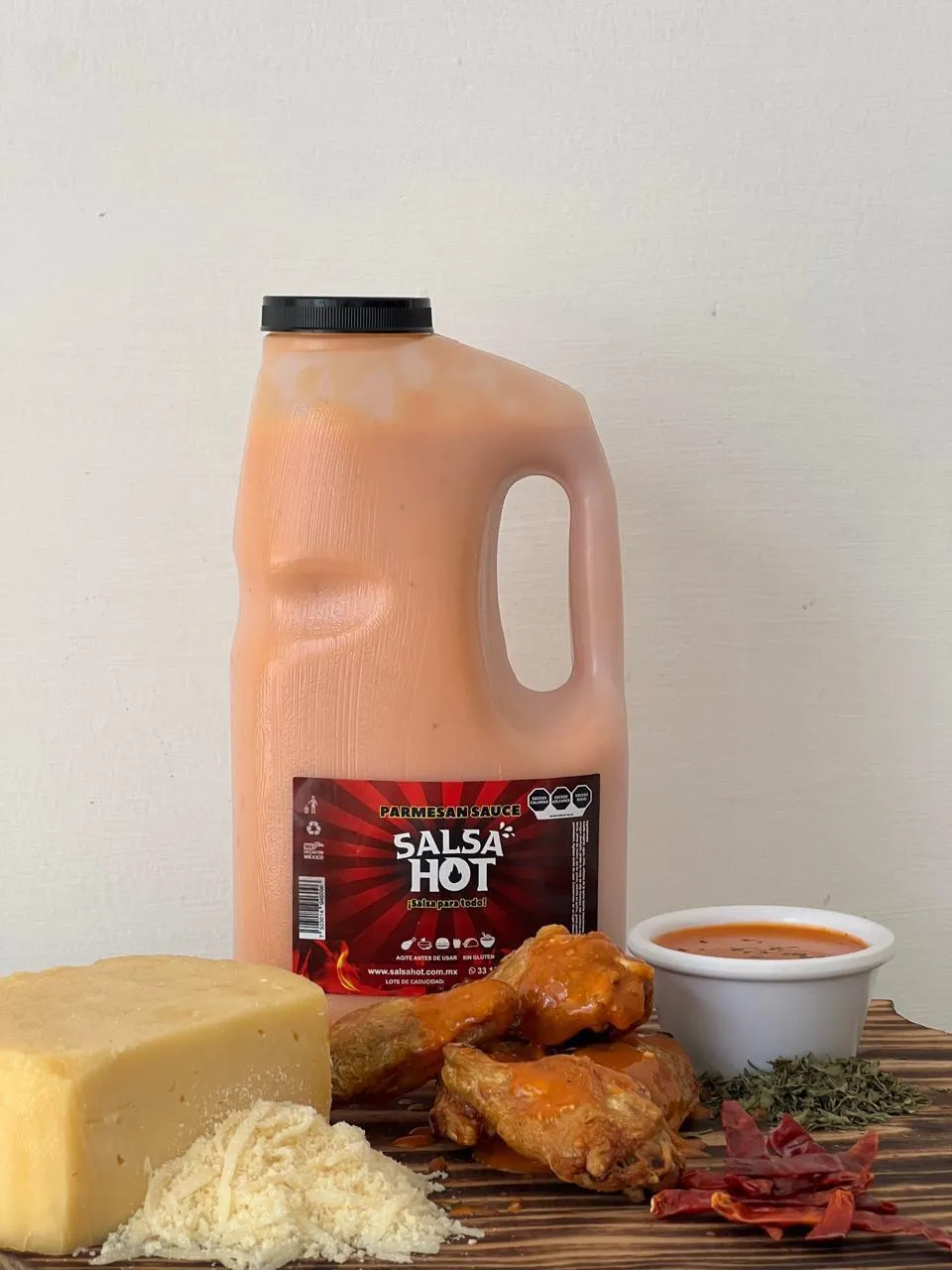 Galón de salsa para alitas Parmesan Sauce con alitas bañadas y queso parmesano